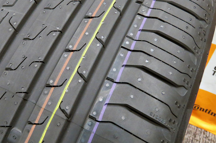 発表会にて展示されていたタイヤのトレッドパターンのアップ。細かなサイプでも、要所要所でエッジの面取りがなされているのが分かる。（写真＝webCG）