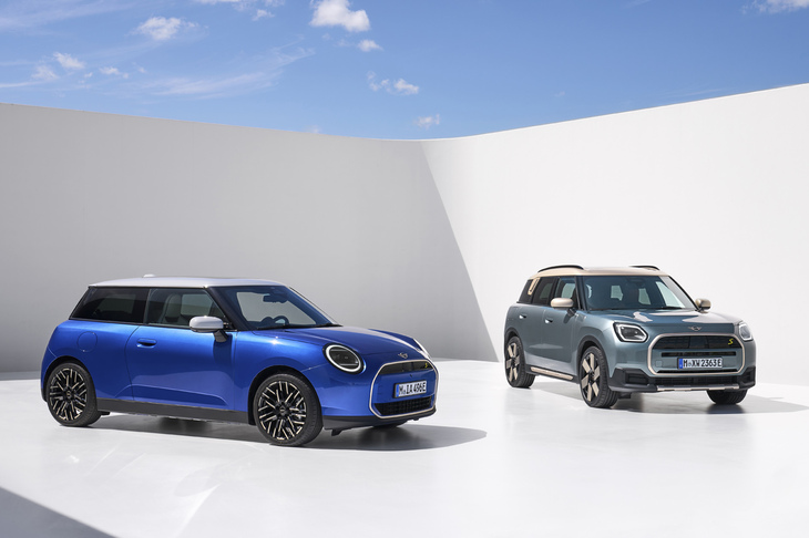 新世代MINIのトップバッターとして2023年11月に予約注文の受け付けが開始された「MINIカントリーマン」（写真右）と、その4カ月後となる2024年3月に発売された「MINIクーパー」。後者は、日本で販売される量産モデルとして初めて電気自動車をラインナップしている。