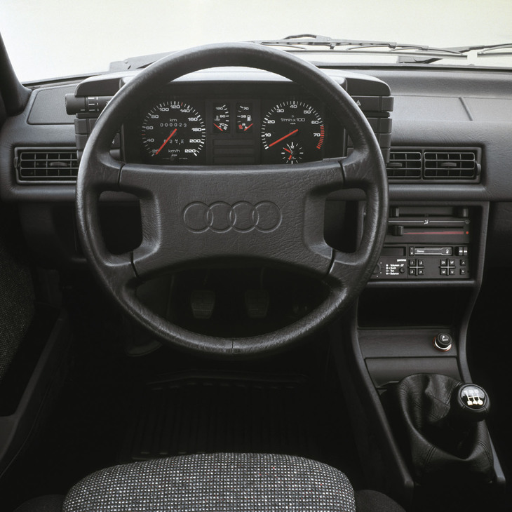 一時期の「アウディ80」およびその派生型である「90」は、中央の空調噴出口から簡単に外気が入るようになっていた。これはアウディ90のダッシュボード。