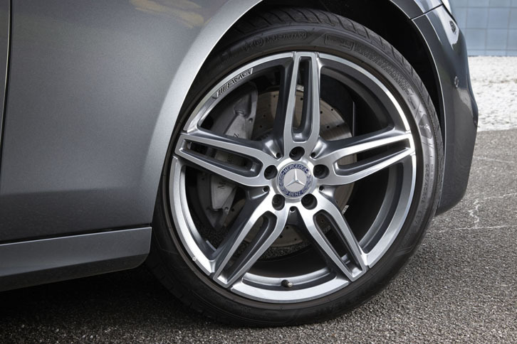 テスト車「E200アバンギャルド スポーツ」の「19インチAMG 5ッインスポークアルミホイール」。タイヤは、グッドイヤーの「イーグルF1アシンメトリック3」が組み合わされていた。