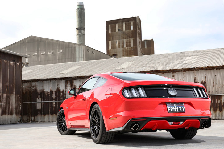 クローズドトップのクーペは、現行モデルより「ファストバック」という往年の名称で呼ばれるようになった。