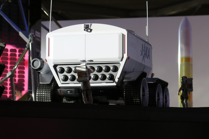 後ろ姿はかくのごとし。車体下部に見えるのは、水素タンクのカートリッジだ。