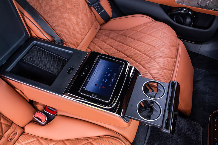後席の中央に備わるアームレストを開いた様子。取り外し可能な7インチサイズのMBUXリアタブレットはオプションの「リアコンフォートパッケージ」に含まれるアイテム。