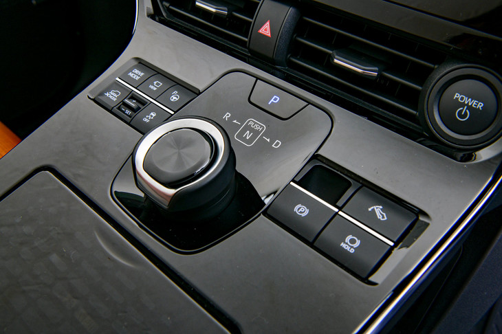 センターコンソールに備わる、ダイヤル式のシフトセレクター。押し込んで右に回すとドライブ、左に回すとリバースとなる。