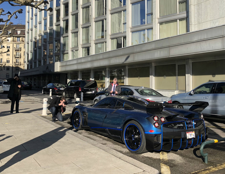 レマン湖畔のホテル前にて。みんなカメラを向けているので、セレブでもいるのかと思ったら「パガーニ・ウアイラ」だった。