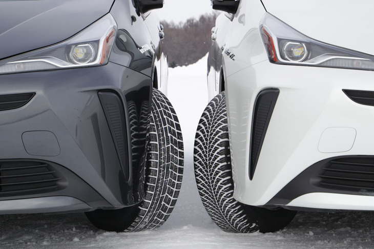 横浜ゴムの主力スタッドレスタイヤ「アイスガード6 iG60」（左）と2020年1月に発売された「ブルーアース4S AW21」（右）。ともに195/65R15サイズを「トヨタ・プリウス」に装着。ひと目で分かるトレッドパターンの違いは、開発コンセプトの違いでもある。