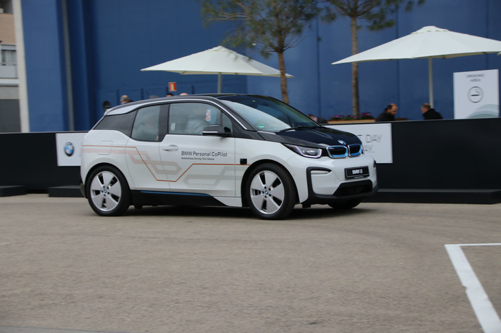 BMWは「i3」をベースに、SAEレベル5の自動運転が可能なコンセプトカーを公開。屋外ブースで試乗会を実施した。