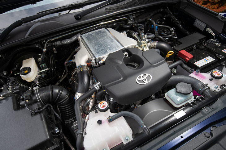 パワーユニットは2.4リッターディーゼルターボエンジンの「2GD-FTV」。150PSの最高出力や400N・mの最大トルクはそのままに、燃費性能の向上が図られている。