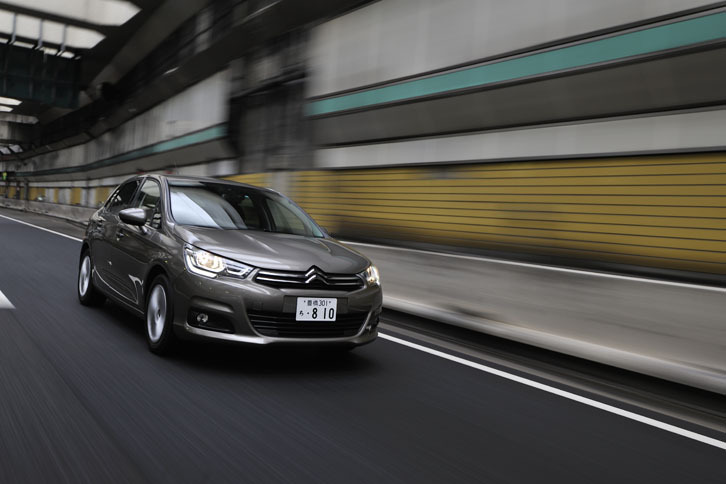 首都高の流れであれば、エンジン回転は2000rpmに達しない。ガソリン車かディーゼル車かわからないくらい室内は静かだ。