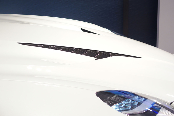 アストンマーティン・ヴァンキッシュ（フロントフードのエアアウトレット）