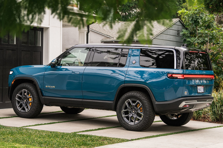 米国リビアンの「R1S」。全長は5100mmほどで、前後アクスルに各2基のモーターを積んだクワッドモータータイプ（最高出力835HP）と、前後に各1基のデュアルモータータイプ（同600HP）がラインナップされる。