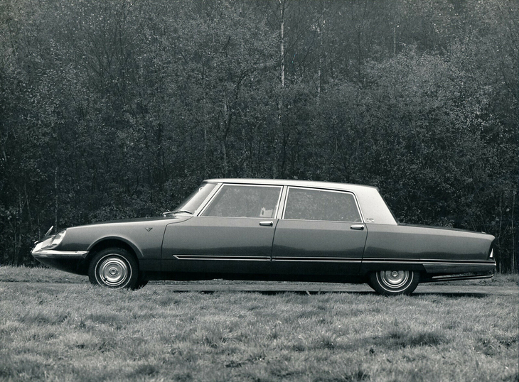 「シトロエンDS21プレジデンシャル リムジン」。DSの「デカポタブル」（コンバーチブル）なども手がけていたカロシェ（カロッツェリア）のアンリ・シャプロンが製作した。