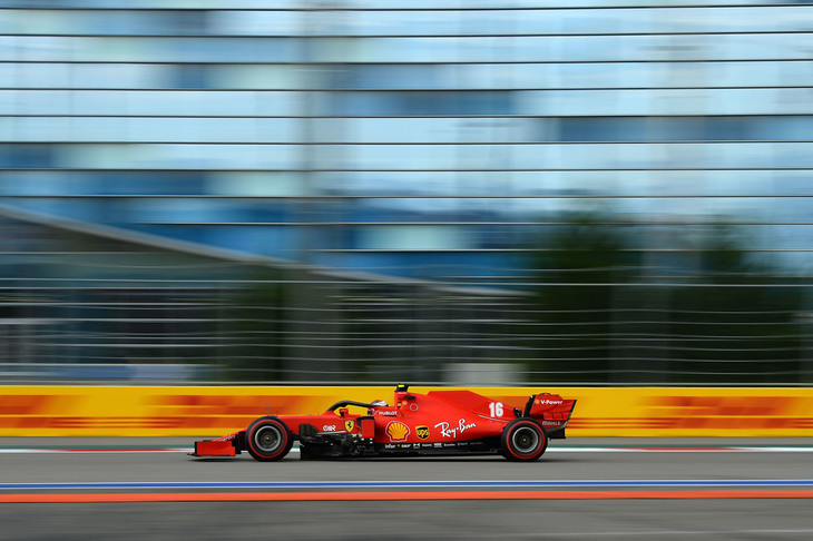 フェラーリ勢は、予選Q2でセバスチャン・ベッテルがクラッシュ、赤旗を出してしまい、ベッテルは15位、アレクサンダー・アルボンのグリッド降格で14番グリッド。マシンの向上にQ3進出にも自信をのぞかせていたシャルル・ルクレール（写真）は、コース上に止まったベッテルのマシンに危なくぶつかりそうになるもギリギリで避けることができたが、中断後のQ2最後のアタックでわずかに及ばず11位、同じくアルボンの降格で10番グリッドについた。ルクレールはスタートで8位に上昇。長めの第1スティント中、ベッテルが後続を抑えるといったチームプレーに助けられながら6位フィニッシュ。マシンのパフォーマンス向上を図るフェラーリは、開発の方向性にいい感触を得たようだ。自身250回目の出走となったベッテルは、13位完走という戦績で節目を終えた。（Photo=Ferrari）