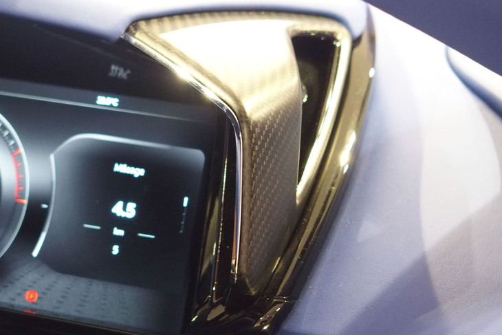 アストンマーティン・ヴァンキッシュ（メーターフード）