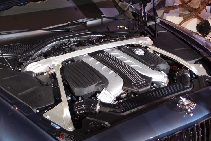 もはや伝統となった6リッターW型12気筒エンジン。900N・mという強大なトルクを発生する。