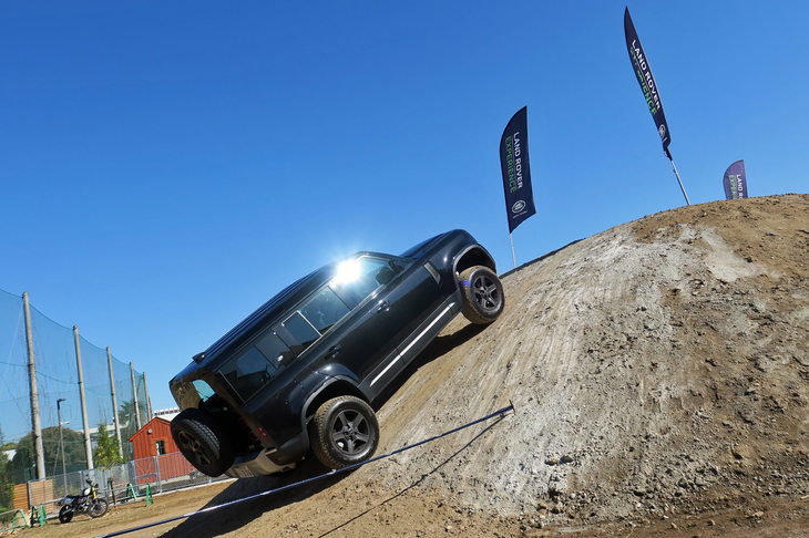 30°の斜度を駆け上がる「ランドローバー・ディフェンダー」。