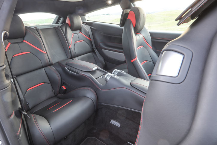 後席の居住性はフル4シーターと呼べる余裕のあるもの。中央にセンタートンネルが走り、独立2座のレイアウトをとる。