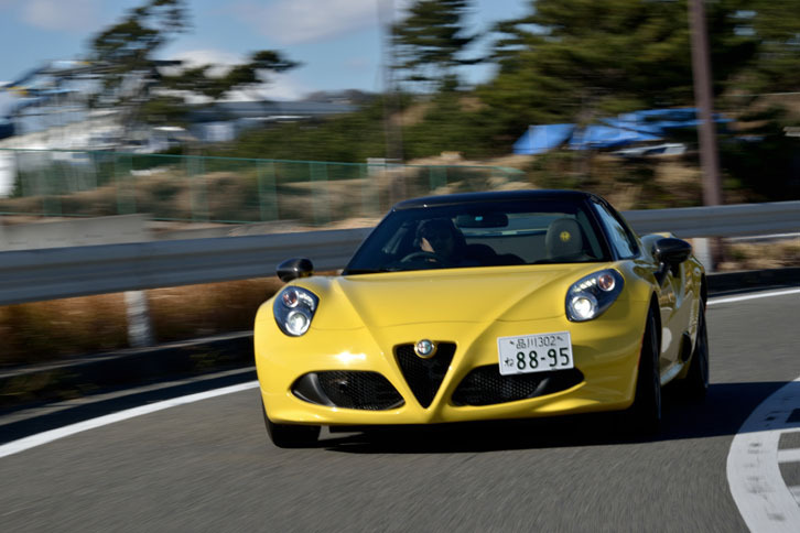 「4Cスパイダー」には、走行状態に応じてシャシーやパワートレインを統合制御する「D.N.A.」システムが備わっており、4つの走行モード（ダイナミック／ナチュラル／オールウェザー／レース）が選択できる。