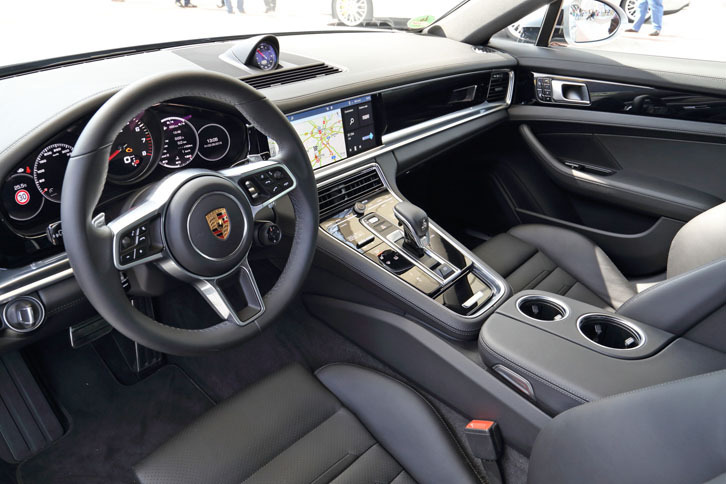 「パナメーラ4S」のコックピット。