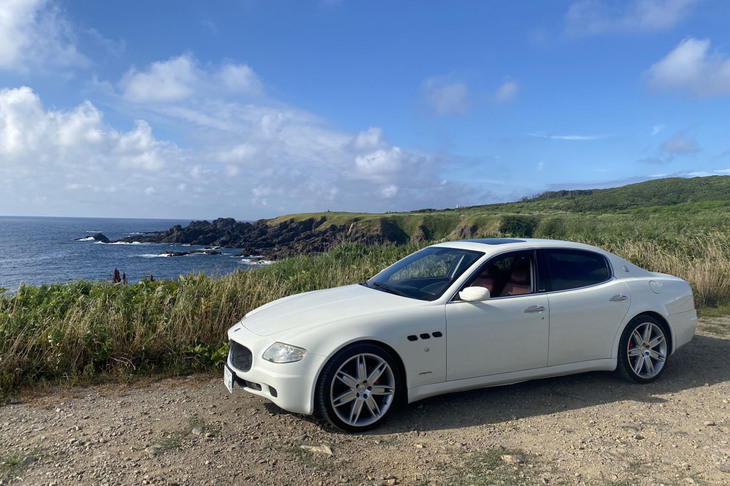 2025年に車両本体200万円で購入した大貴族号こと5代目「クアトロポルテ」。2007年式の「スポーツGT」グレードである。専用エキゾーストシステムや20インチホイール、変速速度をアップしたトランスミッション、カーボンをあしらったインストゥルメントパネルなどの採用が特徴だ。