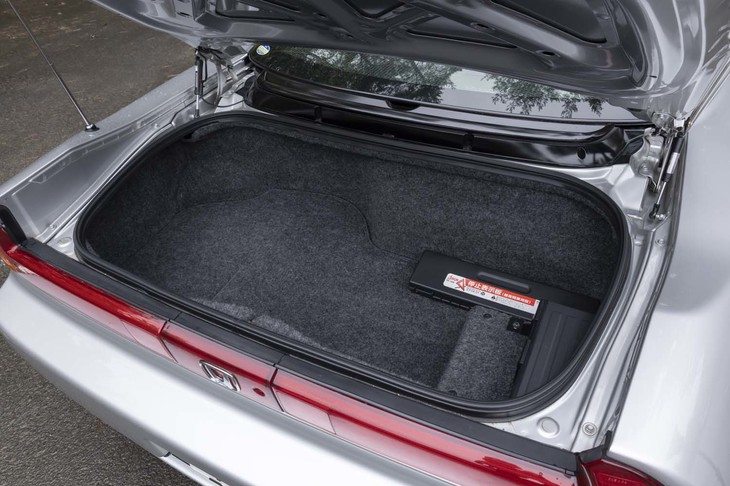 エンジンルームの後ろにきちんとしたトランクルームが備わっている。右端のCDチェンジャーは2003年から標準装備となった。