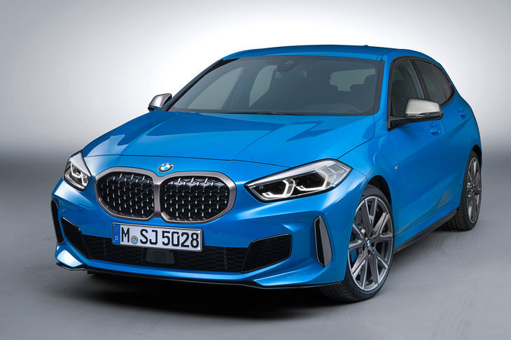 駆動方式が初めてFFとなった3代目「1シリーズ」では、長いフロントオーバーハングによる間延び感を抑えるため、ヘッドランプをぐっと横／後ろ方向へと引き伸ばした形状とした。いっぽう、キドニーグリルのデザインは既存のBMWそのまんまだったので、グリルとランプの関連性が希薄な、統一感や一体感のないフロントマスクとなってしまった。