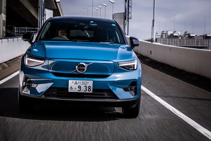 駆動用リチウムイオンバッテリーの容量は78kWh。一充電あたりの航続可能距離はWLTCモード値で485kmと発表されている。快適な乗り心地も「C40リチャージ ツイン」の特徴で、高速道路でスピードを上げてもフラットな挙動が保たれていた。