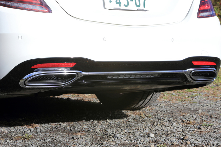 マフラーエンドは左右振り分け式。両サイドを連結するクロームのドレスアップで個性を主張する。