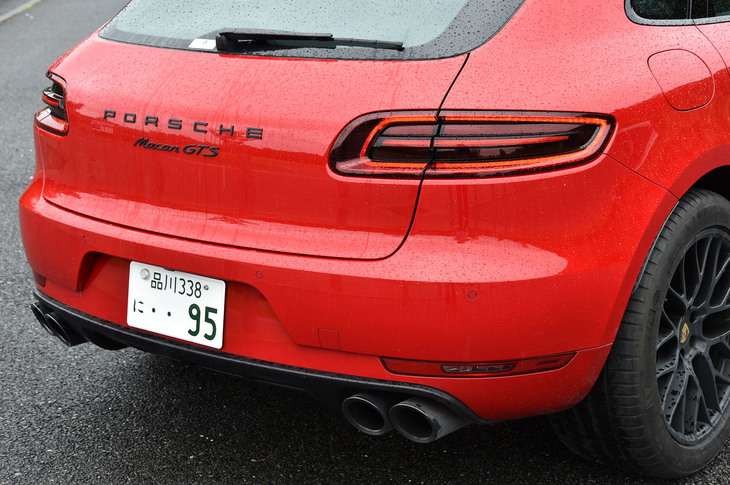 ブラックのロゴマークは、「GTS」モデルならではの特徴。4本出しのエキゾーストパイプやリアコンビランプもダークな色調で統一されている。