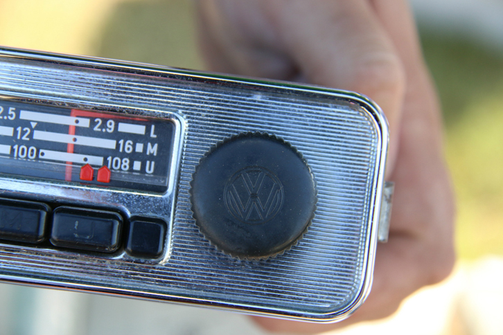 グリュンディック製純正ラジオ。ダイヤルにフォルクスワーゲンマークが刻まれている。