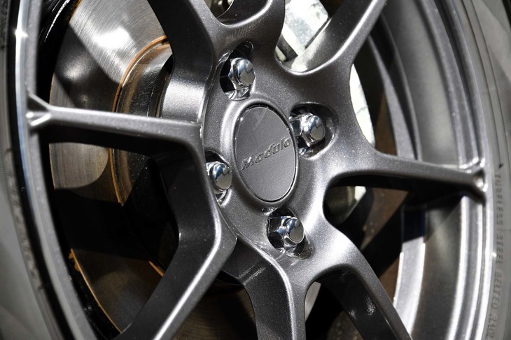 「ホイールもサスペンションの一部として使う」のがモデューロXの考え方。いたずらに剛性を上げるのではなく、あえて適度なたわみを持たせることで、結果的にタイヤの接地面積を増やしている。