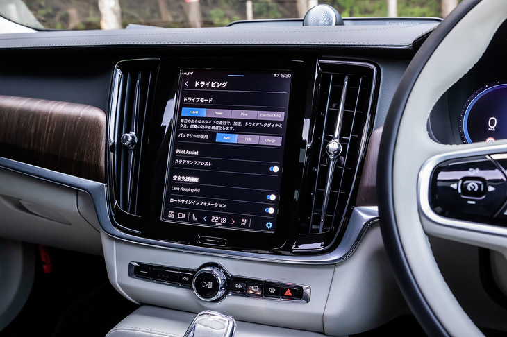 「V90リチャージプラグインハイブリッドT8 AWD」には、「ハイブリッド」「パワー」「ピュア」「コンスタント4WD」の4つの走行モードが用意されている。画面はハイブリッドモード選択時の様子。