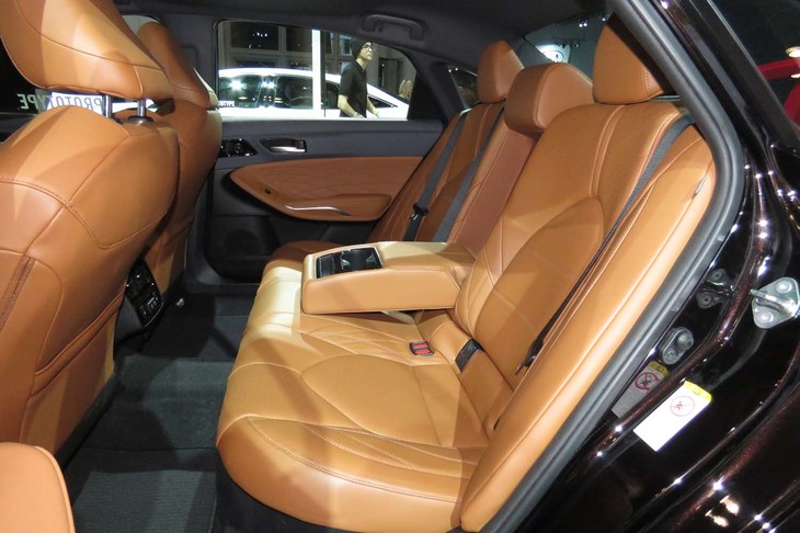 トヨタ・アバロン（リアシート）