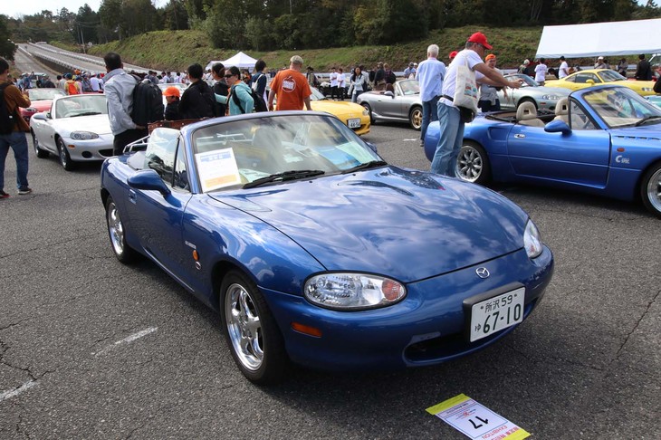 B型「10周年記念車」。イノセントブルーマイカが特徴。限定数が多いにも関わらず、パーツを厳選してエンジンを組むなど、特別な一台であった。また新車購入者には、ミニカー、腕時計、キーホルダーもプレゼントされた。