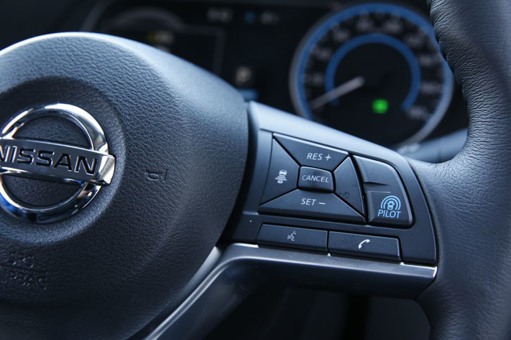 先進運転支援システム「プロパイロット」は、全車に標準装備される。写真は、ステアリングホイールのスポーク上に備わる操作スイッチ。