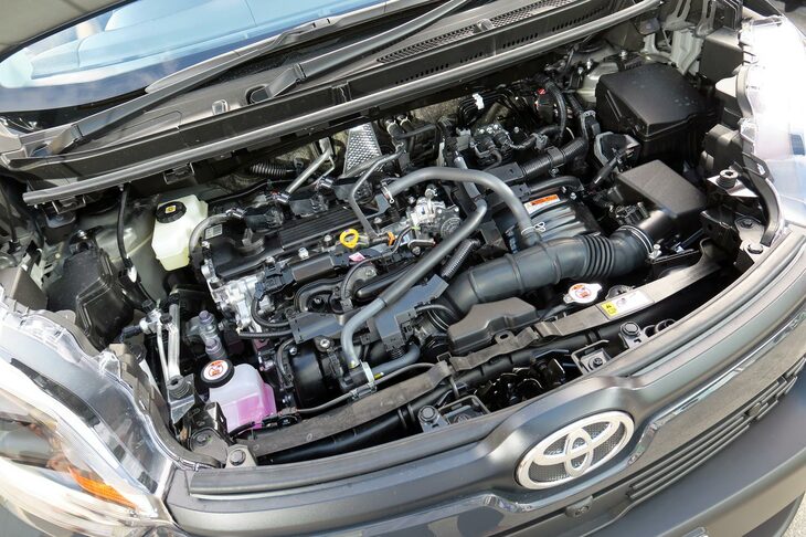 新型「トヨタ・シエンタ」のエンジンは、ハイブリッド車（写真）も純ガソリンエンジン車も1.5リッターの直列3気筒。優れたエネルギー効率を実現しているものの、直列4気筒ユニットよりもエンジンノイズが意識されることがある。