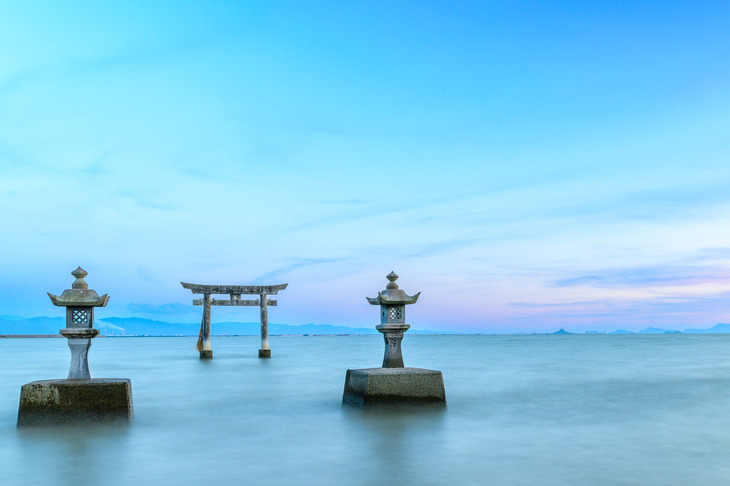 イベントの舞台となるのは、熊本・上天草。世界遺産・三角西港や海童神（わだつみのかみ）が祀（まつ）られる永尾剱神社（えいのおつるぎじんじゃ）などの情緒豊かなスポットをランボルギーニとともに走り抜ける。