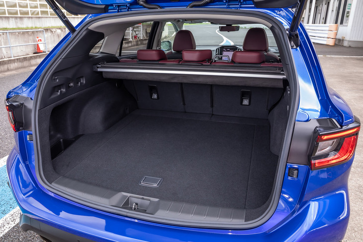 リアゲート開口部の幅や高さが従来モデルよりも拡大されている。荷室容量は5人乗車の通常使用時で、床面のサブトランクを合わせて561リッター。ゴルフバッグが4個収納できるという。