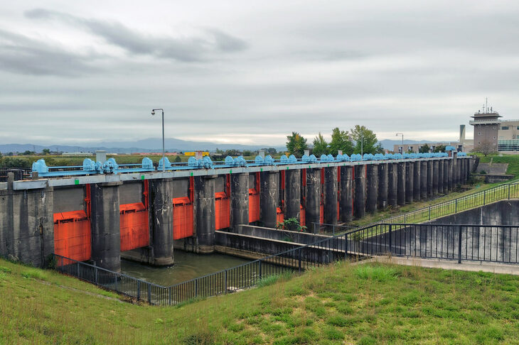 信濃川側と分水路側の2つの堰は、今日に至るまでにたびたびつくり替えられている。こちらは国の登録有形文化財に指定されている、信濃川側の旧洗堰。今は水が抜かれていて、ゲートを間近で観察したり、その下をくぐったりできる。