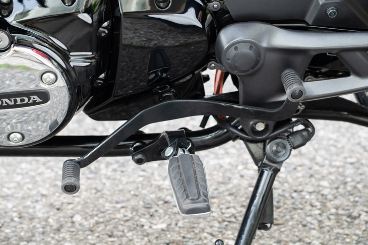 トランスミッションのシフトペダルはシーソー型で、前のレバーをつま先でけり上げるだけでなく、後ろのレバーをカカトで踏むことでもシフトアップできる。