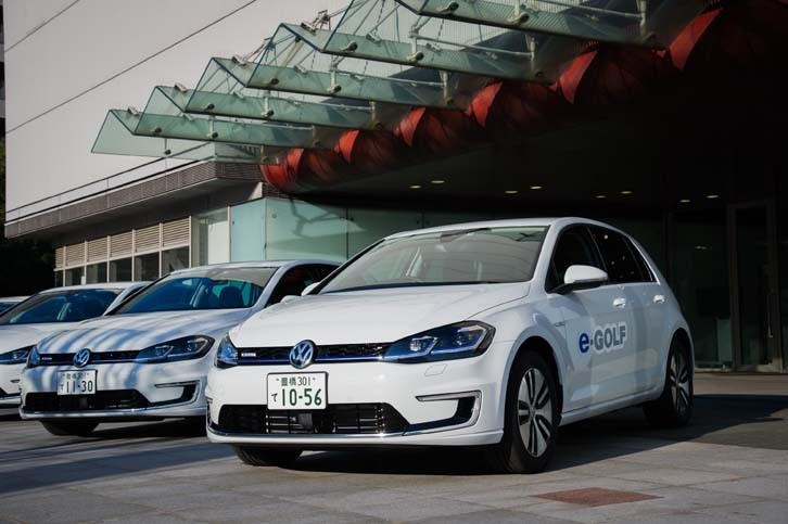 試乗会場に並べられた「e-ゴルフ」。ボディーカラーは「ピュアホワイト」のみが設定される。