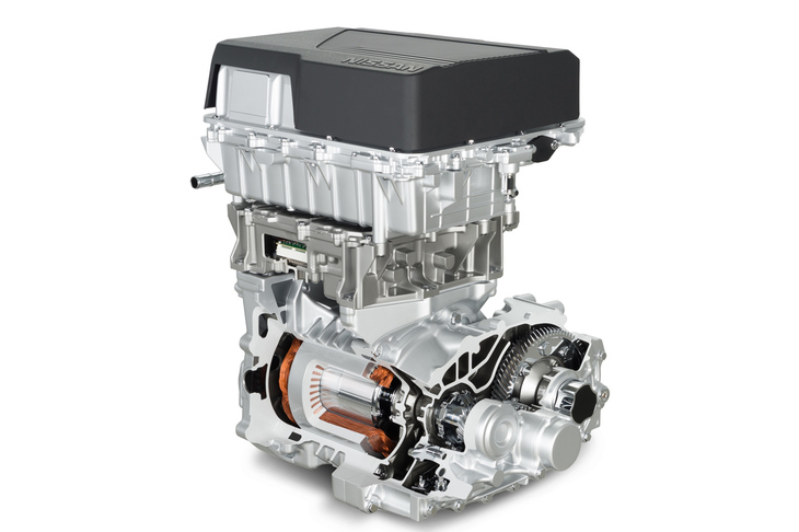 現行型「日産リーフ」のパワートレインのカット模型。底部にモーターがのぞいている。EVでは車体の下部にモーターが積まれ、リダクションギアを介して車軸とつながるため、モーターは嵩（かさ）の小さい円筒形となる。円盤型のアキシャルフラックスモーターは、EVには展開しづらい。