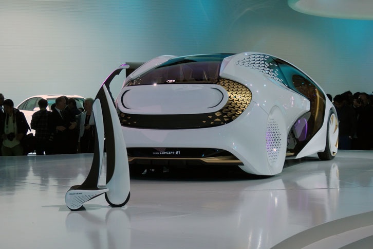 「トヨタConcept-愛i」（奥）と「トヨタConcept-愛i WALK」（手前）。