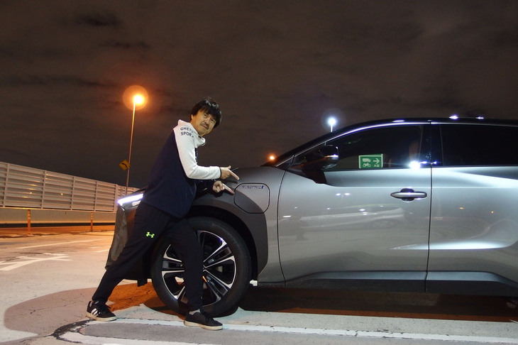 左側フロントフェンダーに急速充電用の給電口が設置されている。90kWの充電器を利用した場合、40分間で約80％まで充電できるという。