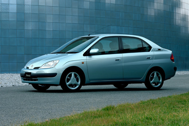 1997年に登場した世界初の量産ハイブリッド車「トヨタ・プリウス」。10・15モード計測による燃費は28.0km/リッターと、内燃機関のみを搭載した既存のモデルとは一線を画す性能を有していた。