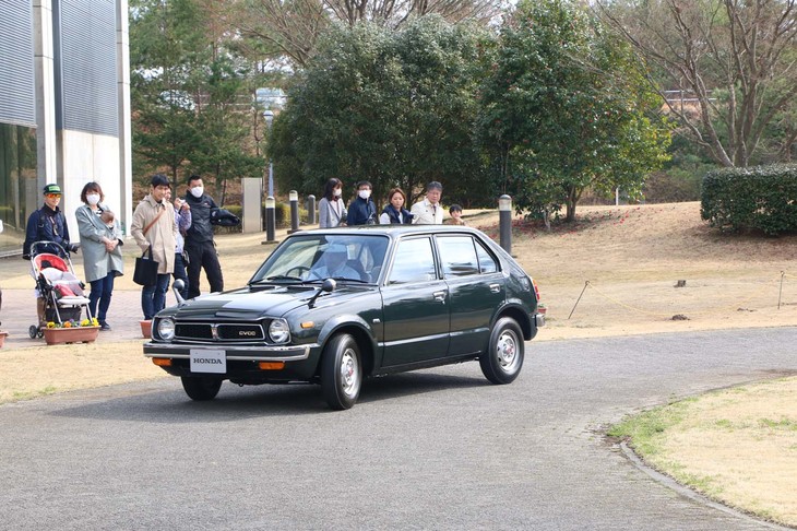 懐かしい初代「シビック」は本当に静か。見学に訪れた人たちの中には、当時を知る人がいたようで、シビック談義に花を咲かせていた。