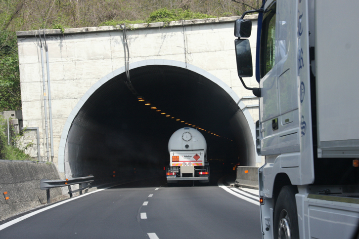 ボローニャ～フィレンツェ間は、「太陽の道」最大の難所だった。走行車線には大型トラックの列が。