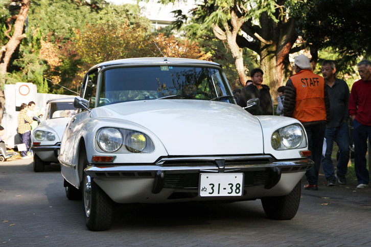 2台並んだ「シトロエンDS」。ヘッドライトが4灯式となった1967年以降のモデルだが、この後に2灯式のモデルも続いていた。