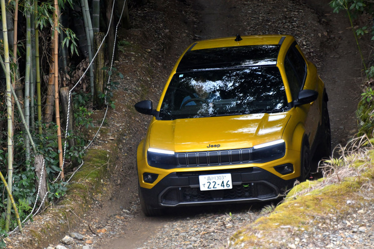 「アベンジャー」のヒルディセントコントロールは、ブレーキのみで車速を制御。車速を調整する機能はなく、また作動中はギアをニュートラルに入れるよう警告が表示される。