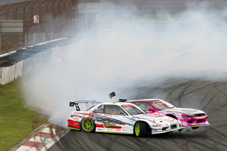 本戦さながらの激走となった「D1 Exhibition match」。2台のマシンが同時にドリフト走行することで技を競う「追走」では、接触のアクシデントも発生。プロドライバーたちの熱い走りに観客の目もくぎ付けとなっていた。